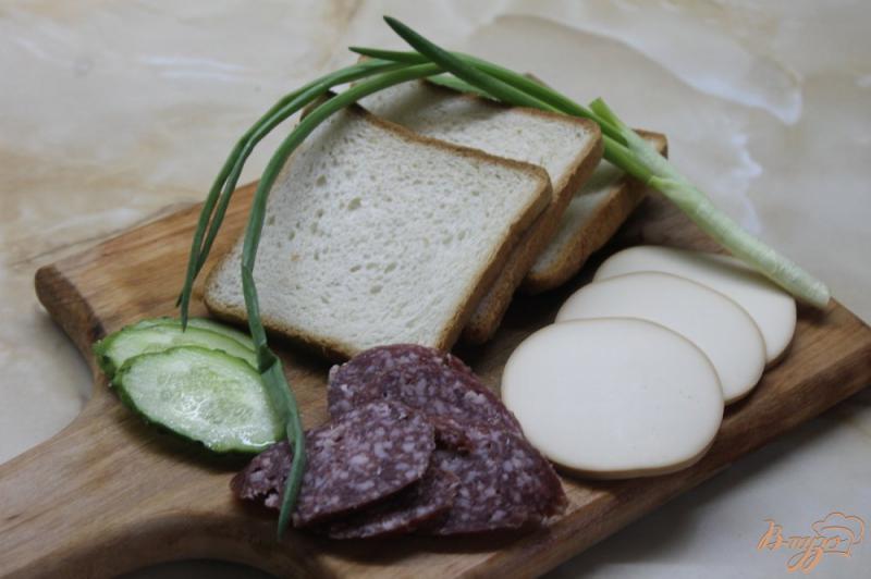 Фото приготовление рецепта: Яичный тост с колбасой, овощами и сыром шаг №1