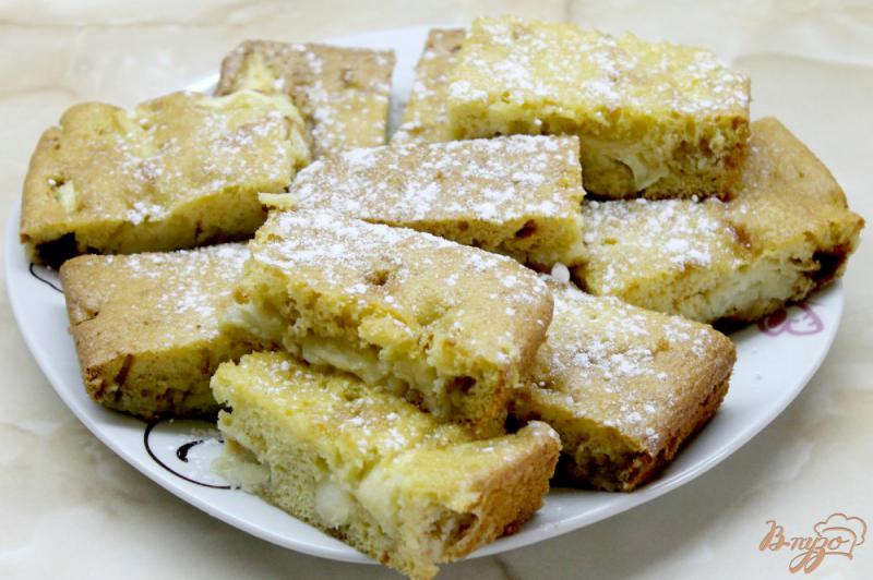Фото приготовление рецепта: Яблочный пирог с корицей и сахарной пудрой шаг №6