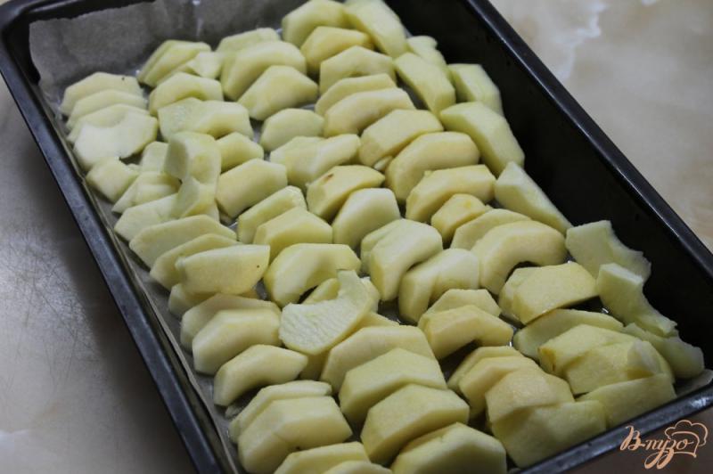 Фото приготовление рецепта: Яблочный пирог с корицей и сахарной пудрой шаг №3