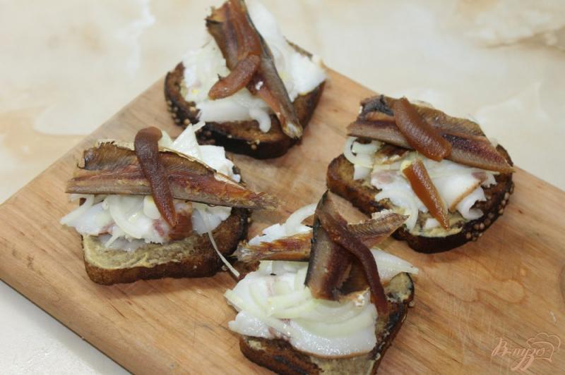 Фото приготовление рецепта: Гренки с черного хлеба с копченым салом, маринованным луком и копченой салакой шаг №3