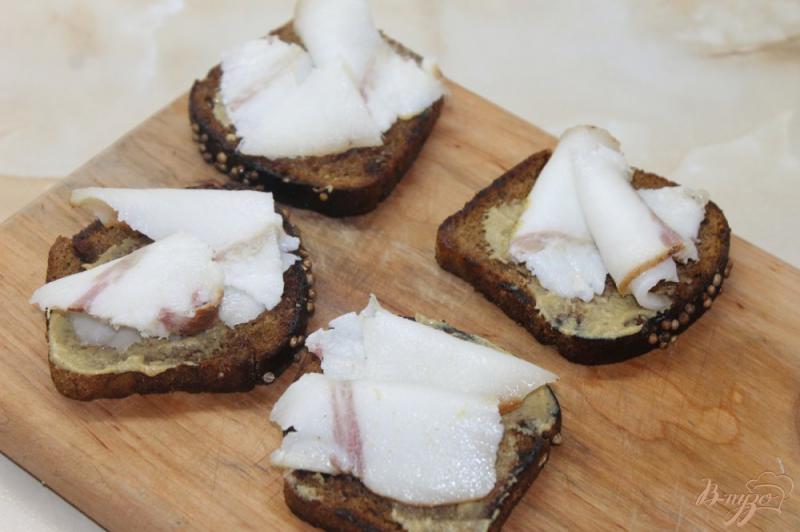 Фото приготовление рецепта: Гренки с черного хлеба с копченым салом, маринованным луком и копченой салакой шаг №2