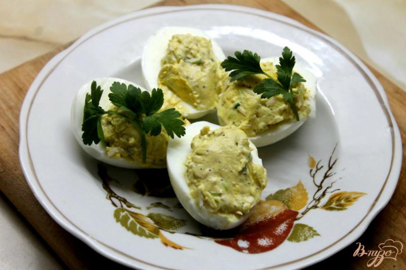 Фото приготовление рецепта: Фаршированные яйца сыром и зеленым луком шаг №4