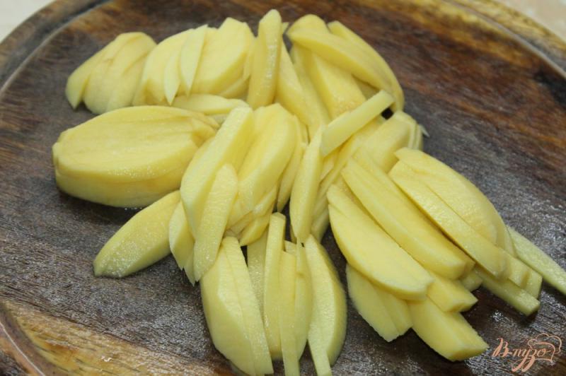 Фото приготовление рецепта: Картофель фри домашнего приготовления с итальянскими травами и сметанным соусом шаг №1