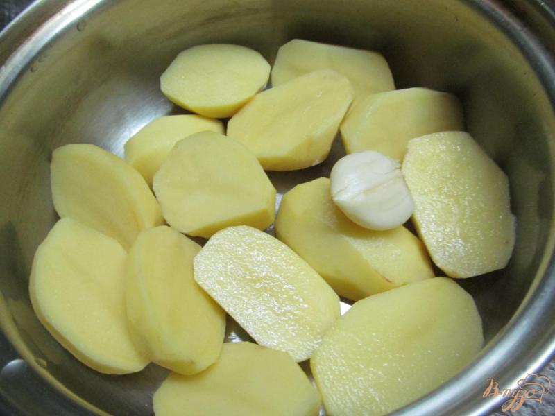 Фото приготовление рецепта: Картофельное пюре с жаренным луком и горошком. шаг №1