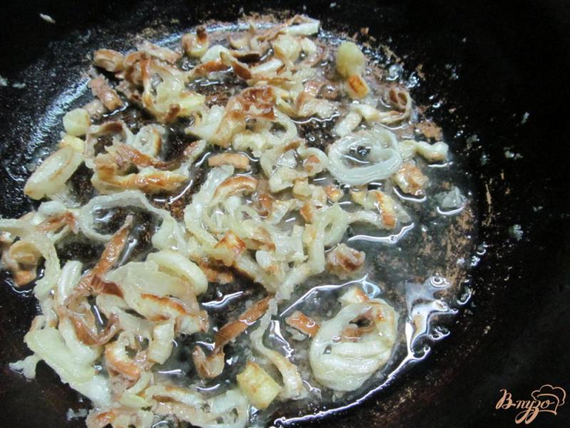 Фото приготовление рецепта: Картофельное пюре с жаренным луком и горошком. шаг №4