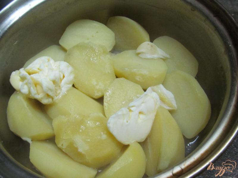Фото приготовление рецепта: Картофельное пюре с жаренным луком и горошком. шаг №5