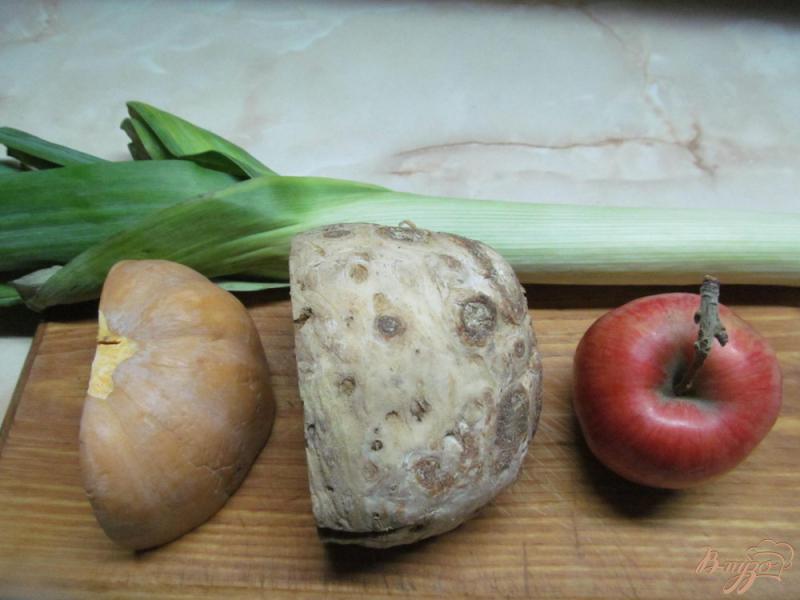 Фото приготовление рецепта: Салат с яблоком тыквой и сельдереем шаг №1