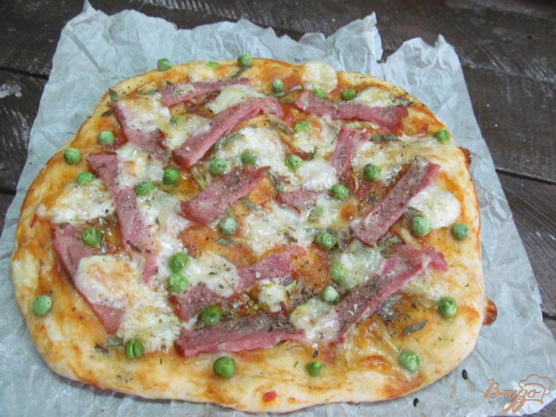 Фото приготовление рецепта: Пицца с горошком имбирем и ветчиной шаг №8