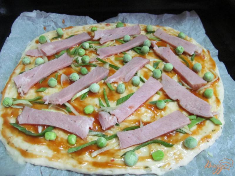 Фото приготовление рецепта: Пицца с горошком имбирем и ветчиной шаг №6