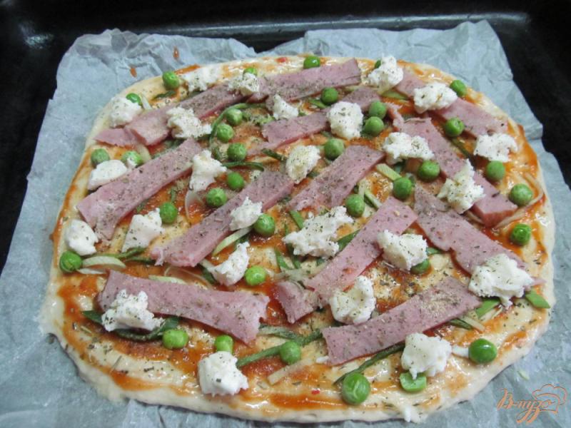 Фото приготовление рецепта: Пицца с горошком имбирем и ветчиной шаг №7