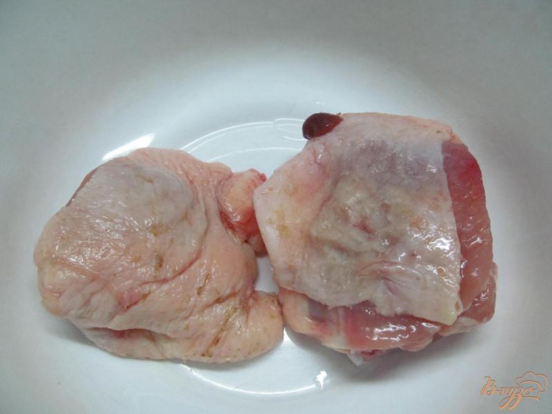 Фото приготовление рецепта: Курица с грибами в кульках из фольги шаг №2