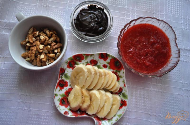 Фото приготовление рецепта: Творожный десерт с фруктами, шоколадом и орехами шаг №1