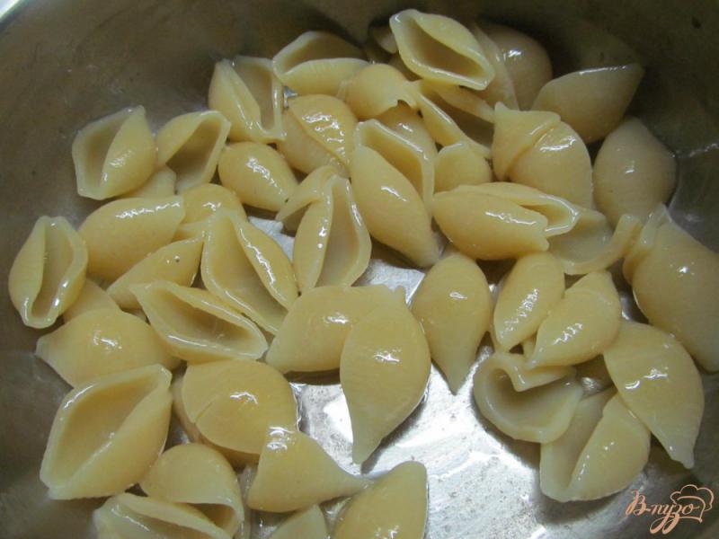 Фото приготовление рецепта: Макароны под сметанным соусом с помидором шаг №2