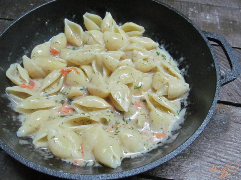 Фото приготовление рецепта: Макароны под сметанным соусом с помидором шаг №7