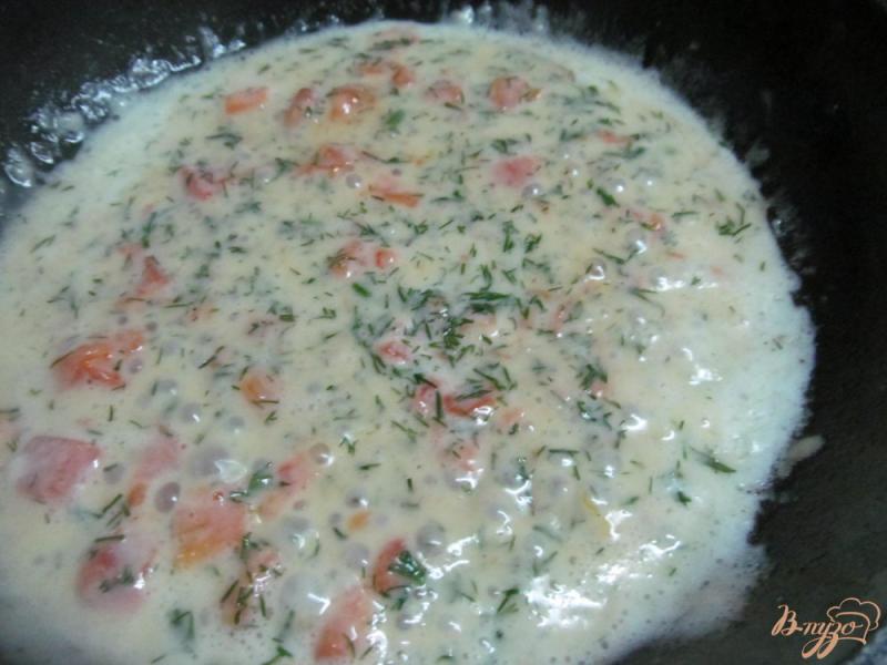 Фото приготовление рецепта: Макароны под сметанным соусом с помидором шаг №6