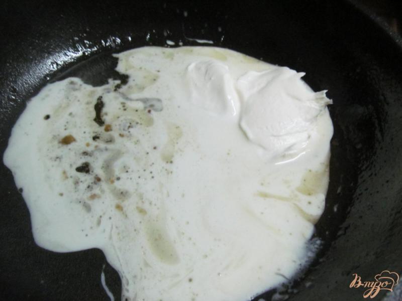 Фото приготовление рецепта: Макароны под сметанным соусом с помидором шаг №3