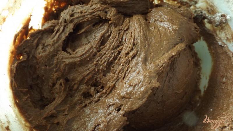 Фото приготовление рецепта: Шоколадный торт с бананом и киви шаг №2