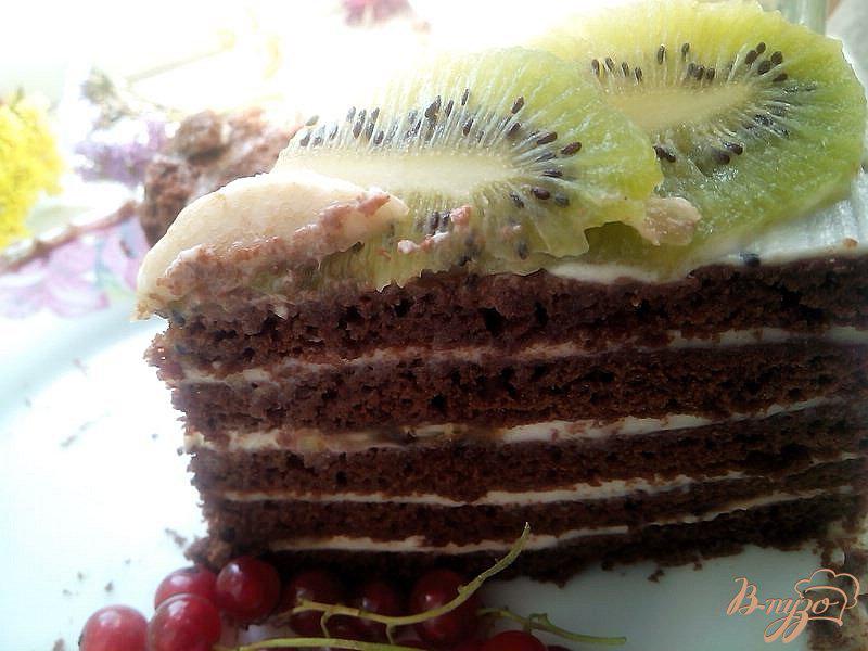 Фото приготовление рецепта: Шоколадный торт с бананом и киви шаг №8