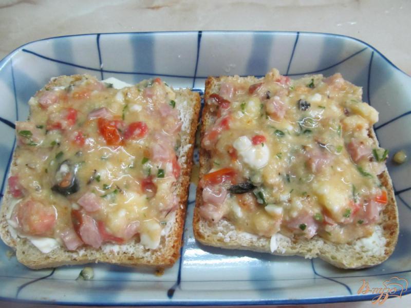 Фото приготовление рецепта: Горячие бутерброды со сливочным сыром и помидором шаг №4