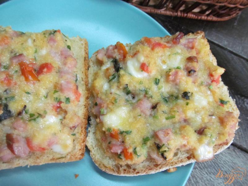 Фото приготовление рецепта: Горячие бутерброды со сливочным сыром и помидором шаг №6