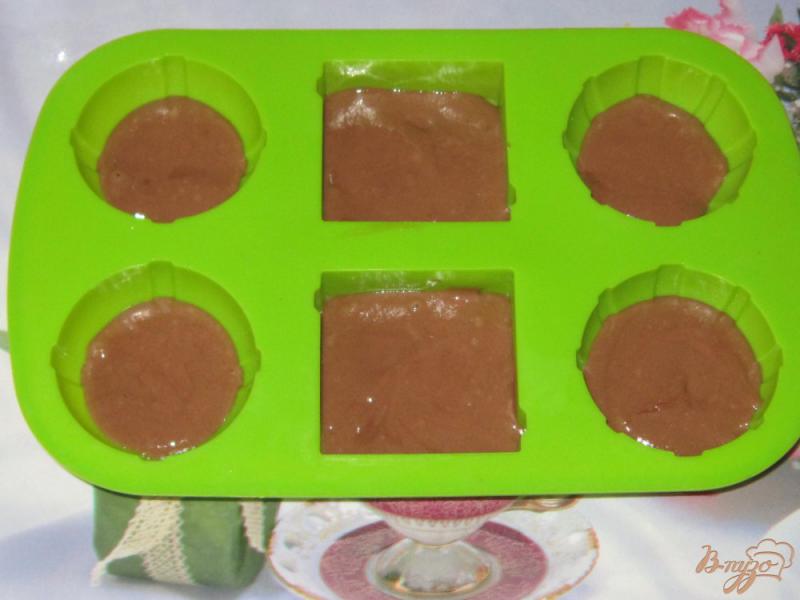 Фото приготовление рецепта: Кексы «Два шоколада» шаг №9