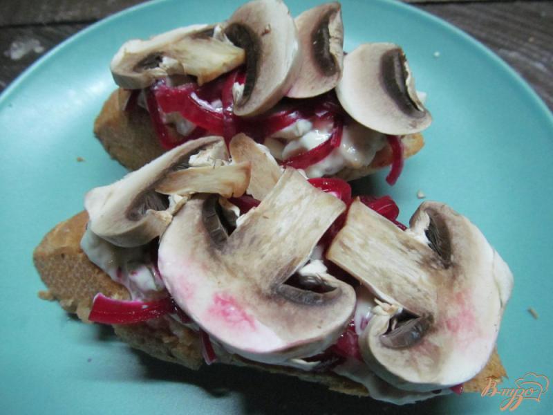 Фото приготовление рецепта: Брускетта с грибами и шпротами шаг №5