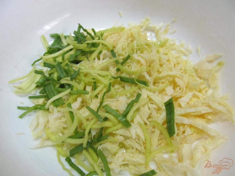 Фото приготовление рецепта: Салат из капусты с тыквой и луком-порей шаг №1