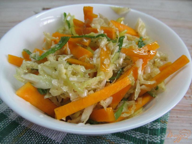 Фото приготовление рецепта: Салат из капусты с тыквой и луком-порей шаг №5