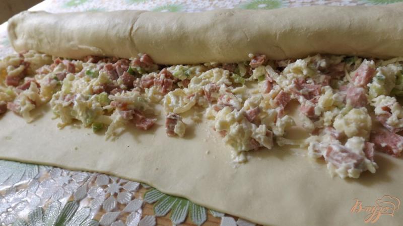 Фото приготовление рецепта: Слоеный пирог с колбасой и сыром шаг №5