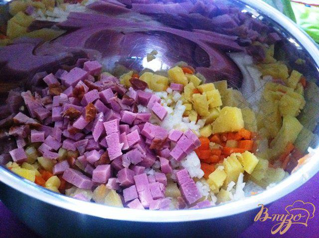 Фото приготовление рецепта: Салат с горошком и ветчиной шаг №3