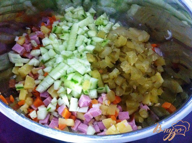 Фото приготовление рецепта: Салат с горошком и ветчиной шаг №5