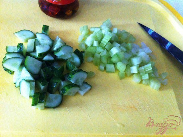 Фото приготовление рецепта: Салат с лососем и вялеными помидорами шаг №2