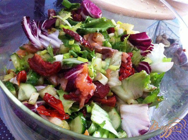 Фото приготовление рецепта: Салат с лососем и вялеными помидорами шаг №7