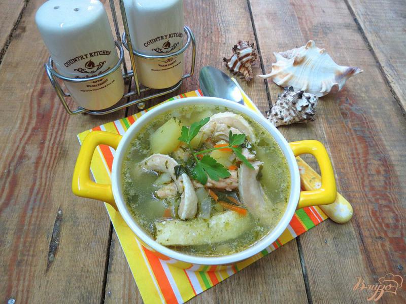 Фото приготовление рецепта: Суп из животиков сёмги со шпинатом и черемшой шаг №7
