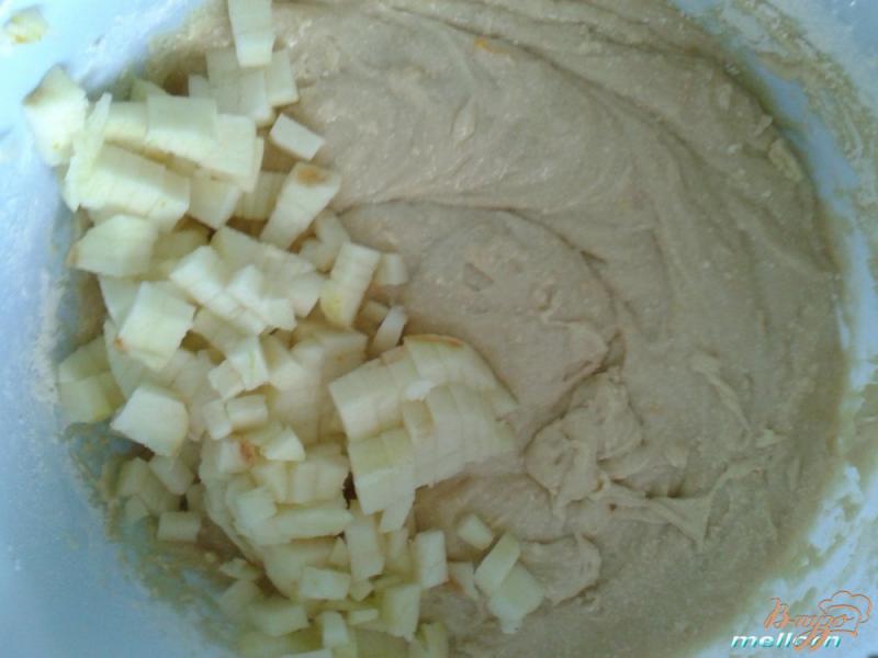 Фото приготовление рецепта: Йогуртовые кексы с яблоком и мандарином шаг №3