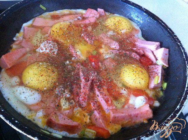 Фото приготовление рецепта: Яичница-глазунья на завтрак шаг №3