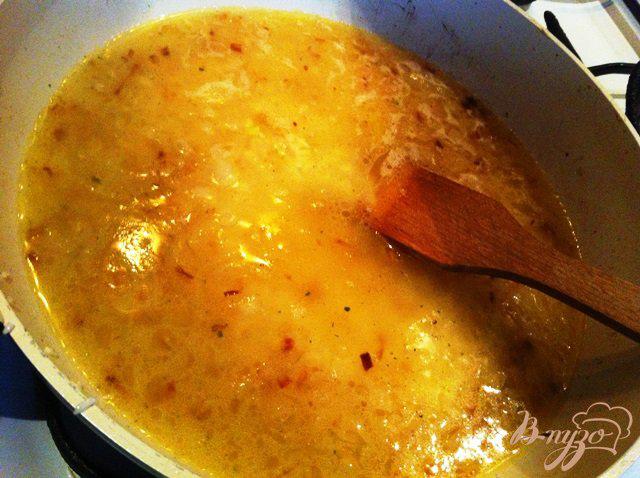 Фото приготовление рецепта: Жаренный рис на гарнир с томатами шаг №4