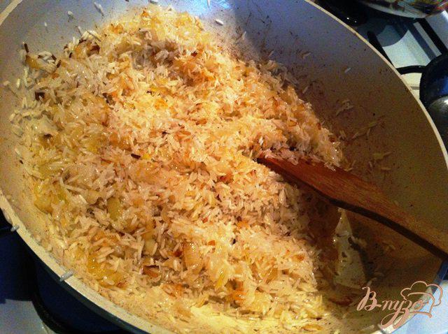 Фото приготовление рецепта: Жаренный рис на гарнир с томатами шаг №3