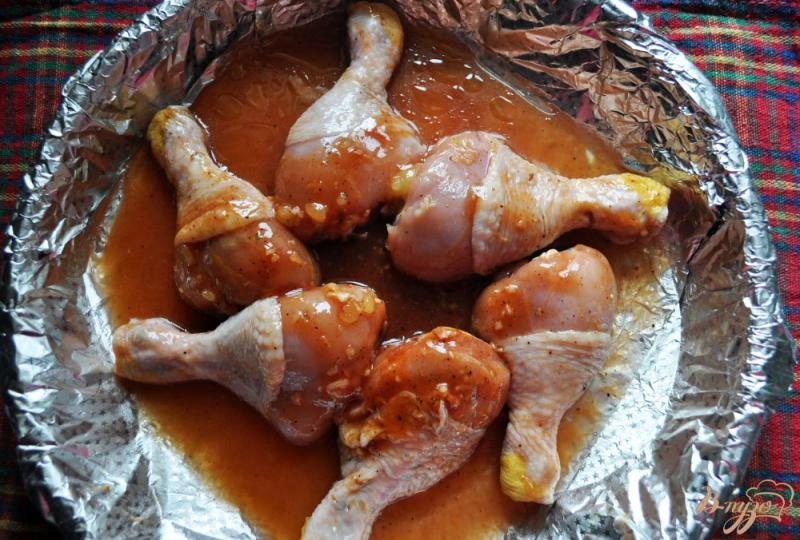 Фото приготовление рецепта: Куриные голени запеченные в медово - томатном соусе шаг №4
