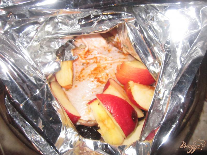 Фото приготовление рецепта: Курица запеченная с яблоком и черносливом шаг №3