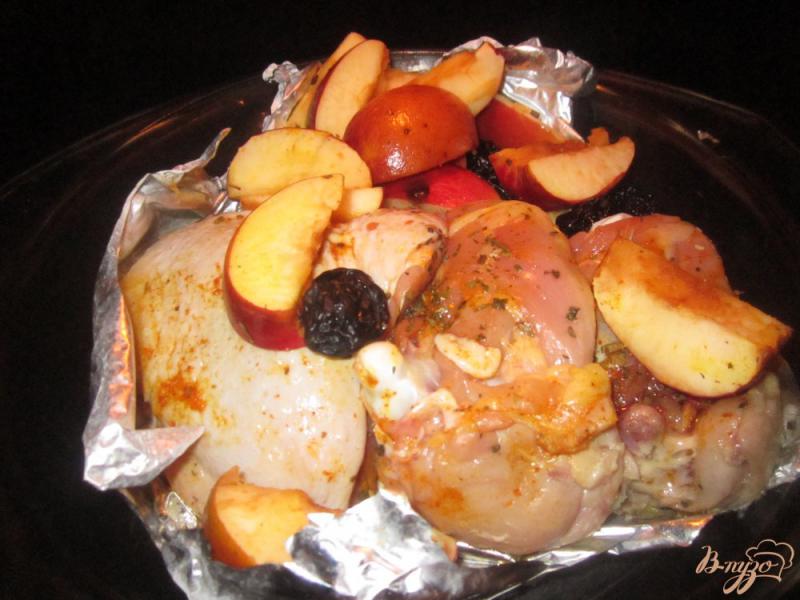 Фото приготовление рецепта: Курица запеченная с яблоком и черносливом шаг №4