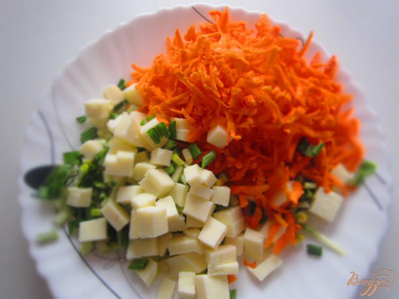 Фото приготовление рецепта: Салат морковный с черемшой шаг №4