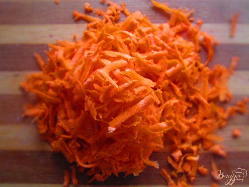 Фото приготовление рецепта: Салат морковный с черемшой шаг №3