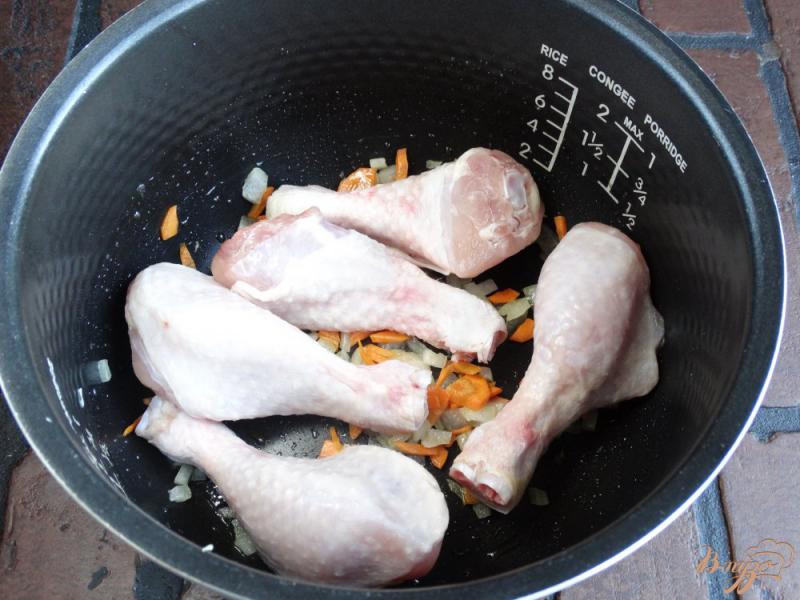 Фото приготовление рецепта: Куриные голени с капустой в мультиварке шаг №2