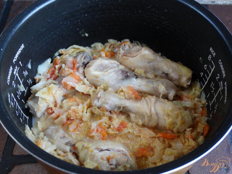 Фото приготовление рецепта: Куриные голени с капустой в мультиварке шаг №6