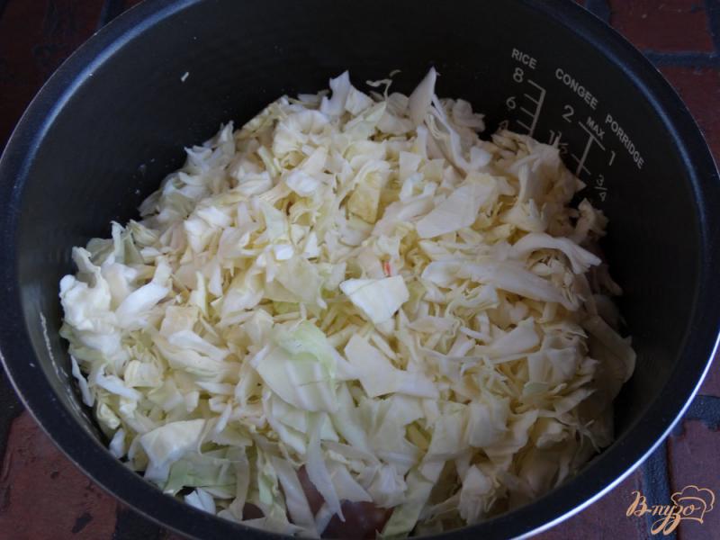 Фото приготовление рецепта: Куриные голени с капустой в мультиварке шаг №3