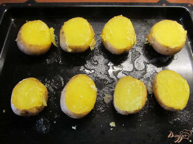 Фото приготовление рецепта: Картофель запеченный в кожуре шаг №4