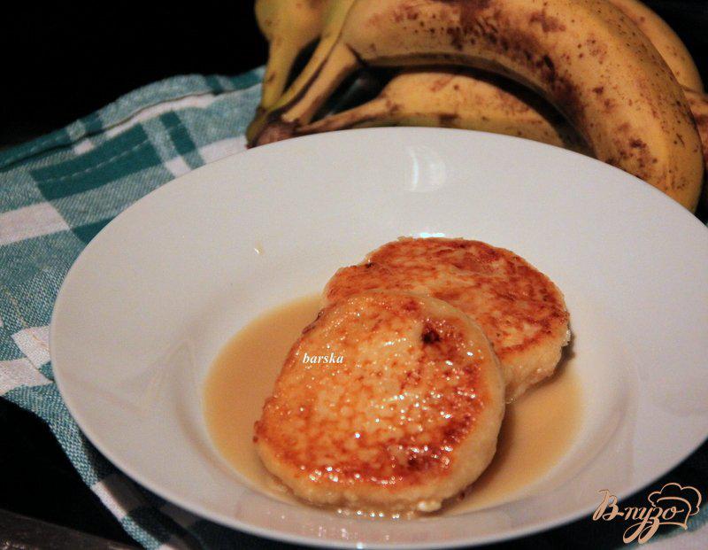 Фото приготовление рецепта: Сырники с бананом и карамельным соусом шаг №11