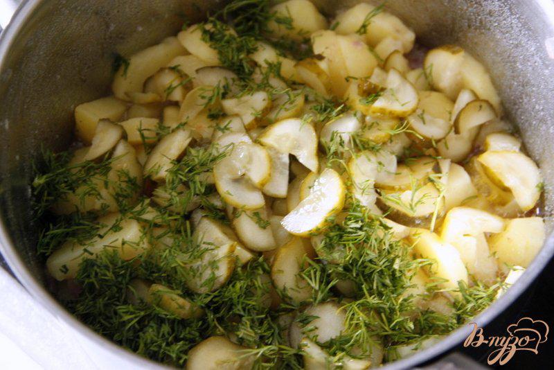 Фото приготовление рецепта: Немецкий картофельный салат с маринованными огурцами шаг №6
