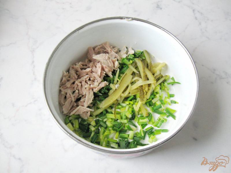 Фото приготовление рецепта: Салат с курицей,  маринованными  грибами и черемшой шаг №3